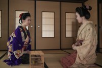 リヨはトキに、ヘブンとの恋路に協力してほしいと頼む　(C)NHK