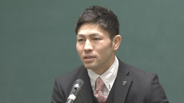 赤磐市立赤坂中学校の立志式で記念講演を行ったユーリ阿久井政悟選手