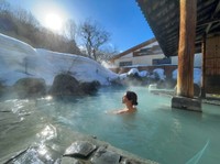 温泉家の北出さんは、全国の温泉を年間300湯以上めぐる（一般社団法人Yuchelin提供）