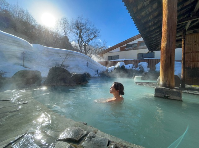 温泉家の北出さんは、全国の温泉を年間300湯以上めぐる（一般社団法人Yuchelin提供）