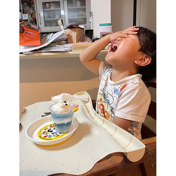 こどもの日に、可愛い白熊ちゃんゼリーケーキを前に『食べたいけど食べれないよぉ』と葛藤している四男くん。愛おしすぎる！（画像提供：ゴンゾウR4さん）