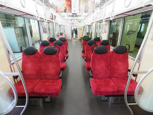 エリアごとにロングシート、クロスシートに変えられる