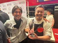 優勝した津田シェフ（右）　津田さん提供