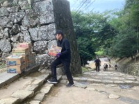 車両の入れない彦根城では手作業で荷物を運搬するしかない（彦根城運営管理センター提供）