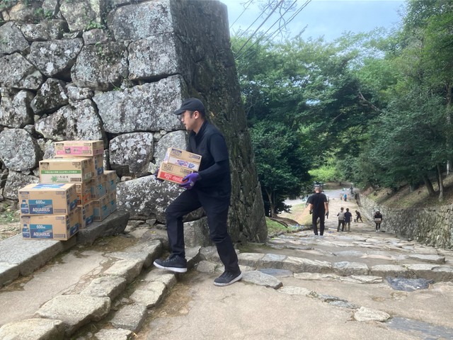 車両の入れない彦根城では手作業で荷物を運搬するしかない（彦根城運営管理センター提供）