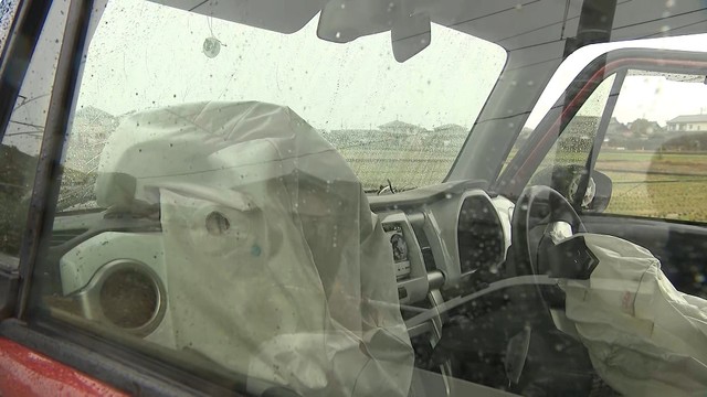 列車と接触した軽自動車