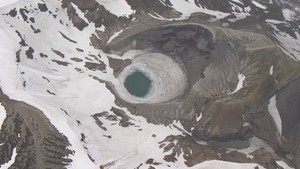 蔵王「御釜」に転落　山形の男性会社員死亡　山スキーで湖面滑走中に氷割れたか