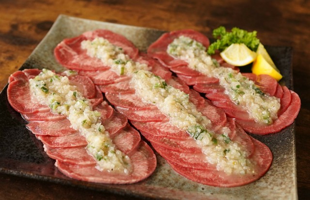 タンはネギの面を下にして焼くべし※画像はイメージです（Jun/stock.adobe.com）