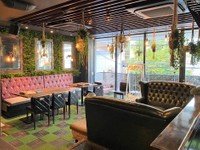 ベランダに面した、開放的な空間。店内が広いと気持ちもゆったり