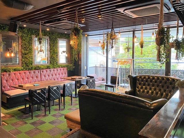 ベランダに面した、開放的な空間。店内が広いと気持ちもゆったり