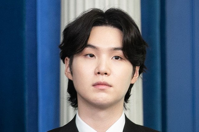 米ホワイトハウスの定例会見に参加するBTSのSUGAさん