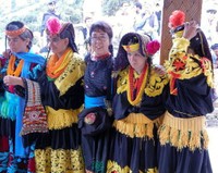 2016年8月、カラーシャの谷の夏祭りで、村の女性たちと一緒に踊る和田晶子さん（中央）＝本人提供