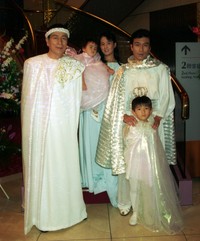 舞台「大霊界　死んだらどうなる」制作発表の丹波哲郎さん（左）。「霊界」研究がライフワークだった(1994年撮影)