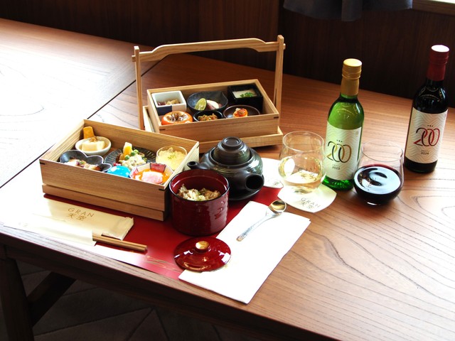 「ランチ」とドリンクサービスのワイン