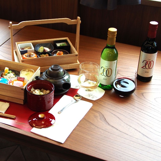 「ランチ」とドリンクサービスのワイン