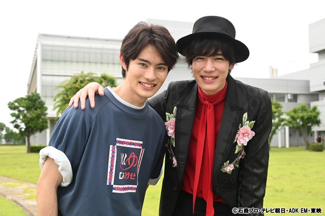 (左から)『仮面ライダーリバイス』五十嵐一輝役の前田拳太郎、『仮面ライダーセイバー』神山飛羽真役の内藤秀一郎