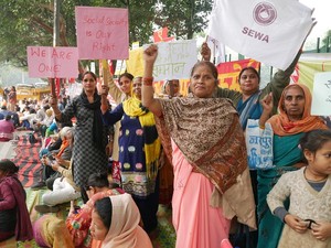 インドの家事労働者を救え　トイレ使えず、賃金未払い…女性労組の挑戦