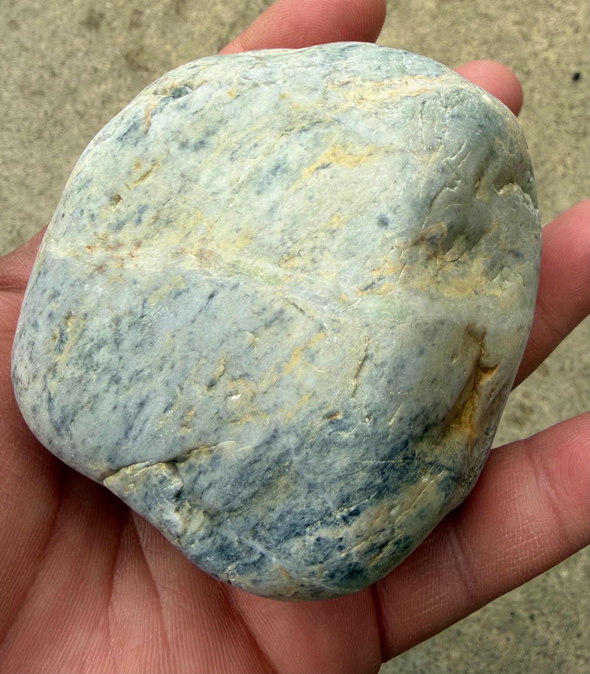 ヒスイ海岸で見つけた透き通った青緑色の物体「翡翠かな？」意外なその 
