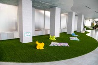 人工芝の上にはかわいらしいレジャーシートが！