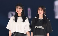 ランウェイに登場した関谷瑠紀（左）と高比良由菜＝2024年5月撮影