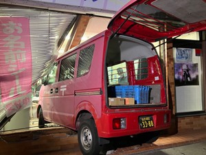 【速報】郵便局の車両が写真館に突っ込む　周囲にはガラスが散乱　仙台・宮城野区