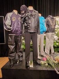 お別れ会で展示された嵐ヨシユキさん愛用のスカジャンや革ジャンなど