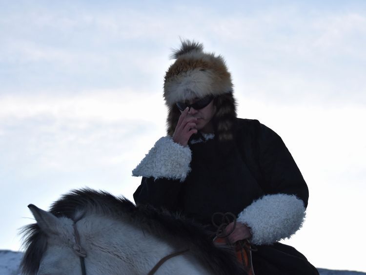 民族衣装を着て馬にまたがるモンゴルのラッパー、ThunderZ