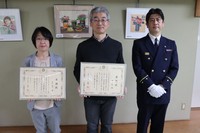 人命救助と迅速な通報を行い感謝状を受け取った河野さん（左）と田村さん（中央）＝七条自治会館