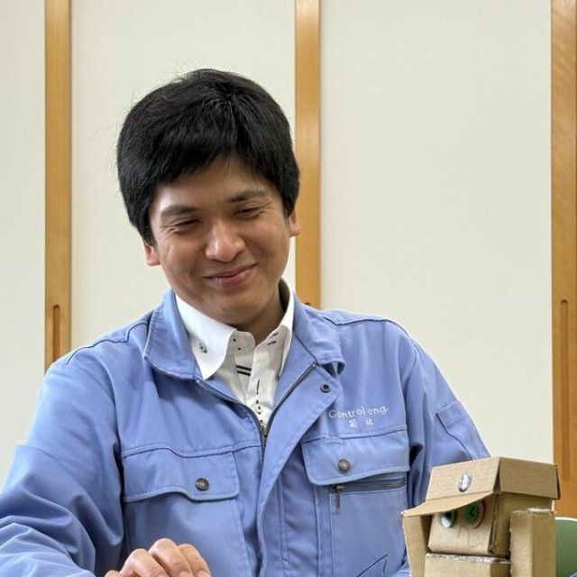 学生らと作ったコミュニケーションロボットの操作を確かめる舞鶴高専の若林准教授