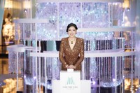 クリスマスイベント「GRAND WISH CHRISTMAS 2025」のクリスマスツリー点灯式に登場し、点灯ボタンを押すアン ミカ＝グランフロント大阪