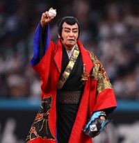 ファーストピッチセレモニーに登場した片岡愛之助＝エスコンフィールド北海道