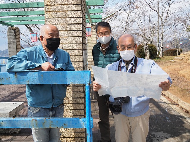 正福寺山公園で地図を眺める