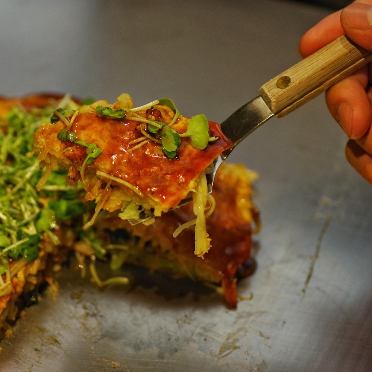 危ないので絶対やめてください」広島お好み焼き店が「ヘラの置き方