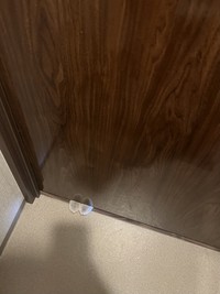 可愛らしい「おてて」がトイレのドアの下からのぞいています（画像提供：もめんさん）