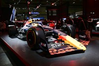 レッドブル・ホンダのマシーンも間近に眺めることができます。さすがにすごい迫力です