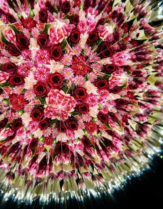 生花を万華鏡でのぞいた写真。回るにつれて千変万化する（本人提供）

