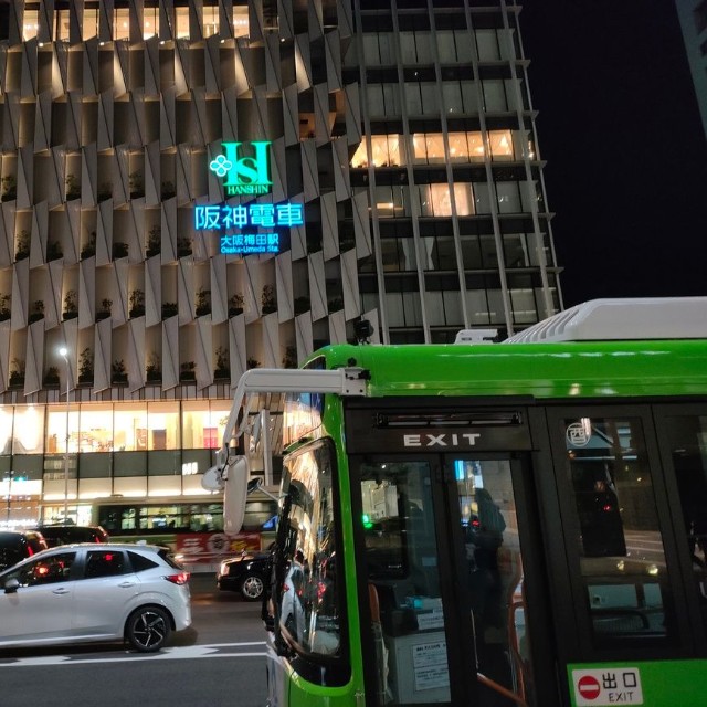 大阪駅前降り場は阪神梅田本店の向かい側にある