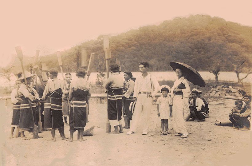 1940年秋、台湾日月潭での新婚旅行。サオ族の杵歌を背景に、右から坂口䙥子、登志子、貴敏