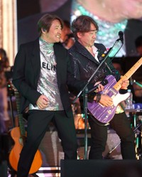 パフォーマンスを行う近藤真彦（左）と野村義男＝2024年