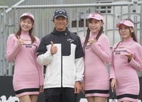 プロアマでラウンドガールを従えポーズを決める石川遼