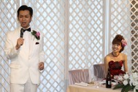 新婦の夏子さん（右）へ「お前を愛しているの歌」を熱唱したムーディ勝山＝2011年