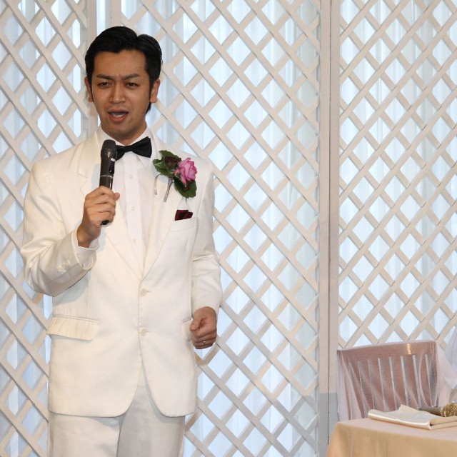 新婦の夏子さん（右）へ「お前を愛しているの歌」を熱唱したムーディ勝山＝2011年