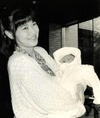 二男・隼人君をお披露目する薬丸裕英夫人の石川秀美＝1993年4月26日