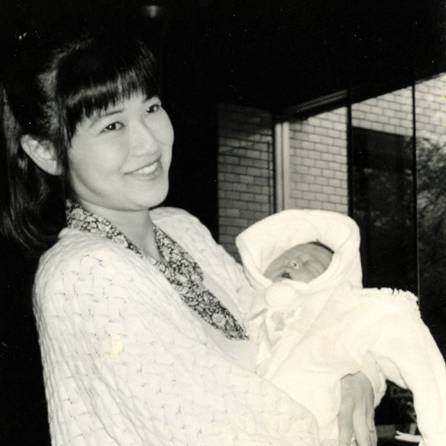 二男・隼人君をお披露目する薬丸裕英夫人の石川秀美＝1993年4月26日