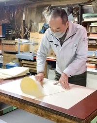 ひと息に…！（画像提供：渡邉製本株式会社 ※動画よりキャプチャ）