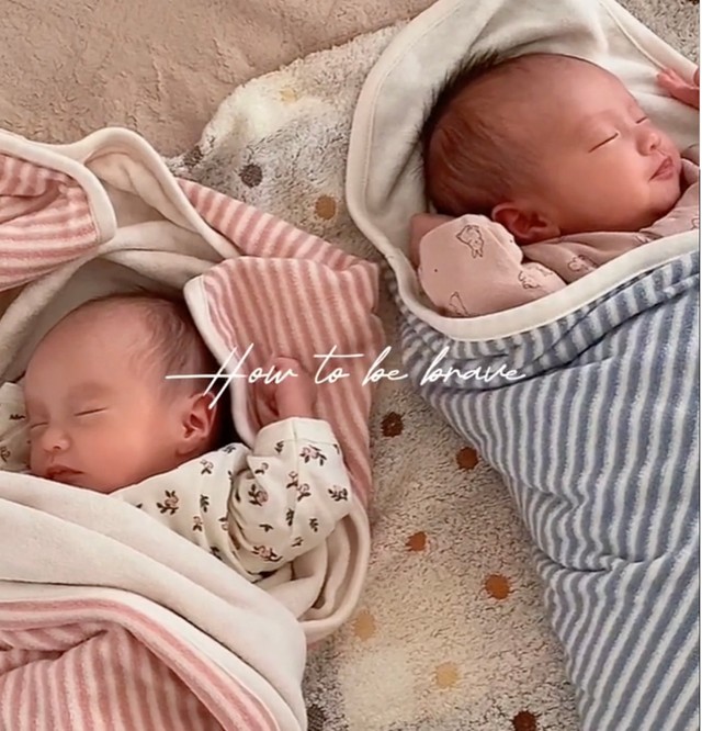 生後間もないころのふたり。寝顔もそっくり♡（提供：@r.k.aaa19.03さん）
