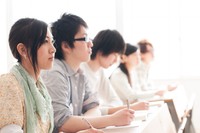 授業を真剣に聞く大学生　※画像はイメージです（TADAO KIMURA/stock.adobe.com）