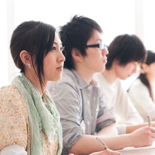 授業を真剣に聞く大学生　※画像はイメージです（TADAO KIMURA/stock.adobe.com）