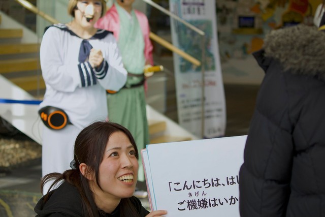 観光客にはカンペを見せてセリフを喋ってもらう（画像提供：プレイング株式会社）