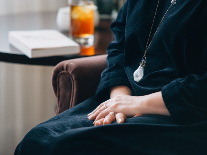 もみじの骨と胸の毛が入ったペンダント。村山さんが外出するときは必ず付ける（撮影：上村雄高）